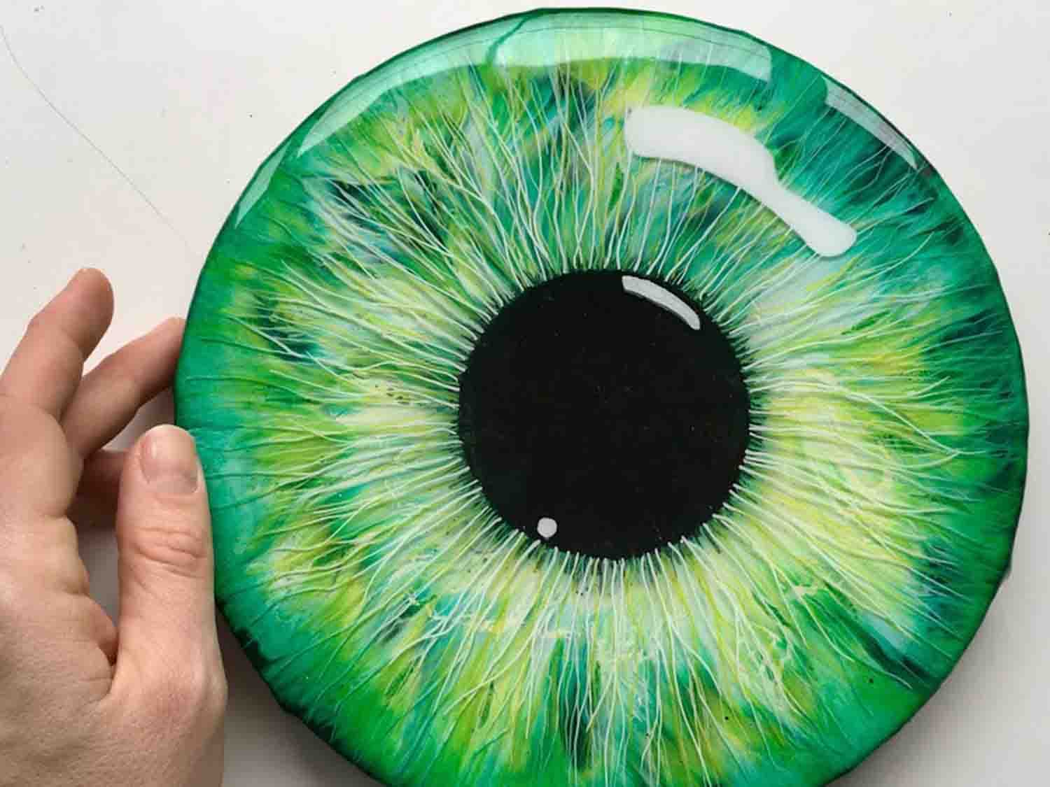 لوحة من رسمة العين مقاس 10*10