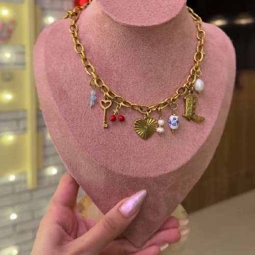 تجربة تزيين السلاسل بالتشارمز