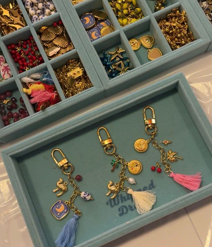 تجربة تزيين الأساور بالتشارمز