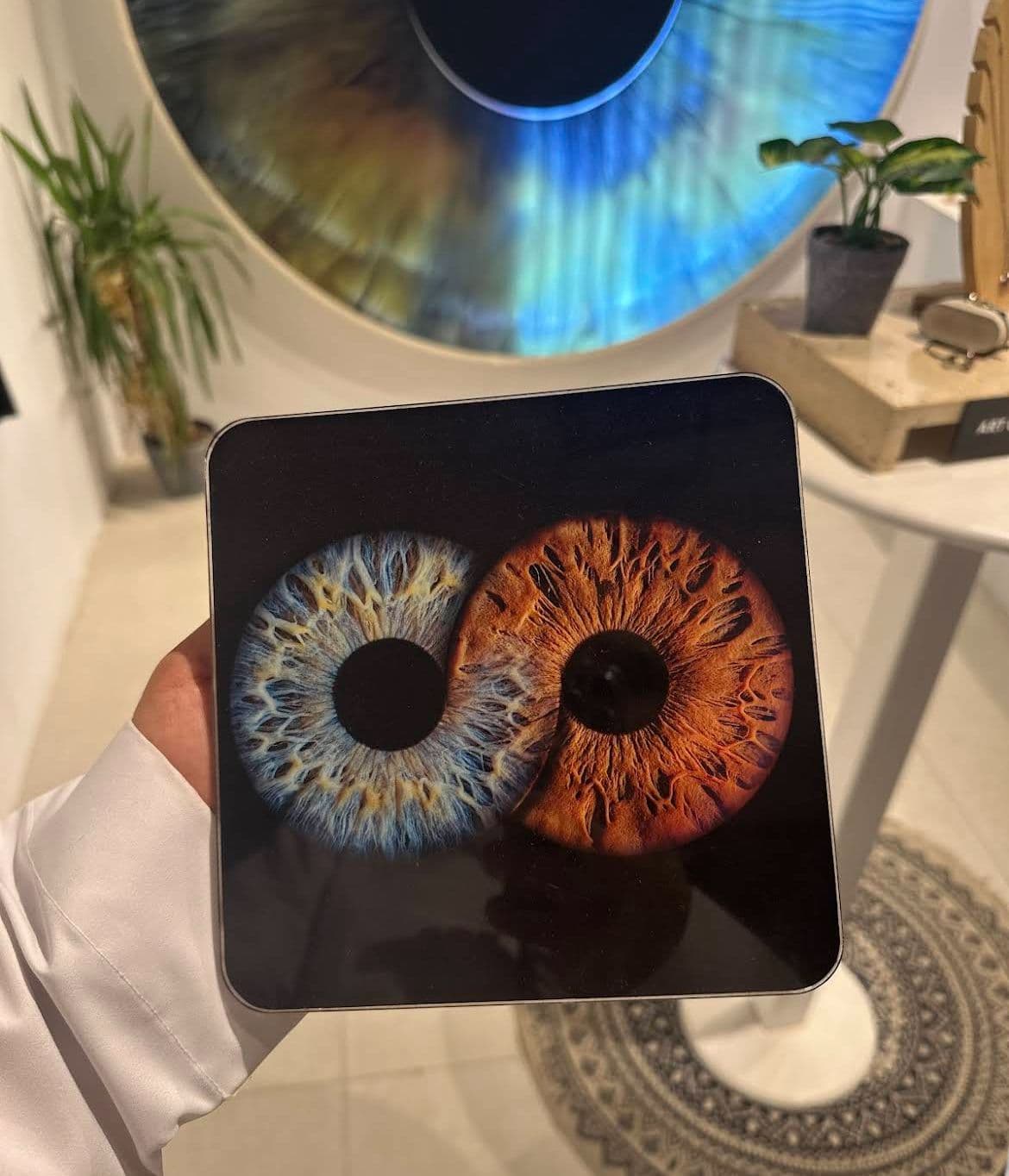 لوحة من رسمة العين مقاس 18*18